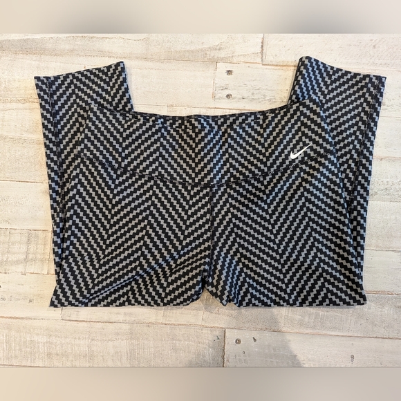 Nike Legend 2.0 Dri Fit Zig-Zag Capri Leggings Sz large - Picture 2 of 7